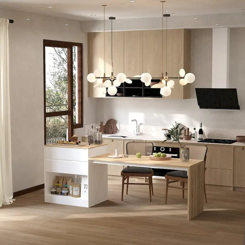 Grand îlot de cuisine en bois blanc avec tiroirs de rangement et table à manger