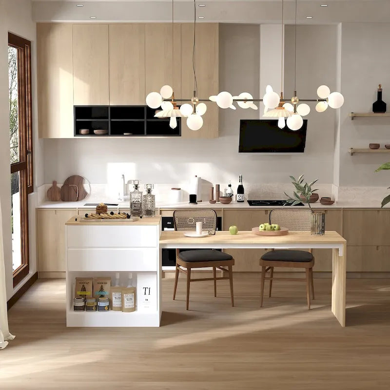 Grand îlot de cuisine en bois blanc avec tiroirs de rangement et table à manger