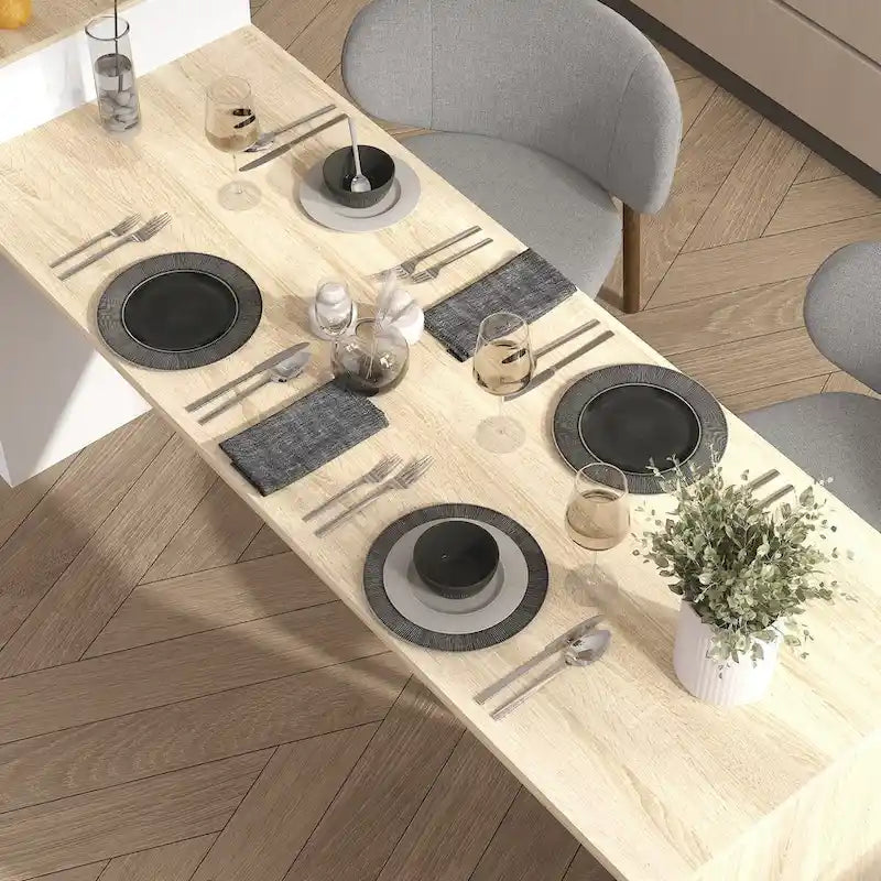 Grand îlot de cuisine en bois blanc avec tiroirs de rangement et table à manger