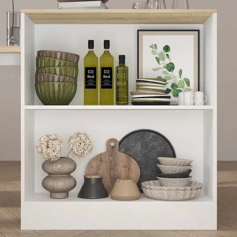 Grand îlot de cuisine en bois blanc avec tiroirs de rangement et table à manger